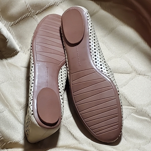 Neiman Marcus scalloped edge flats size 8M - Picture 14 of 14